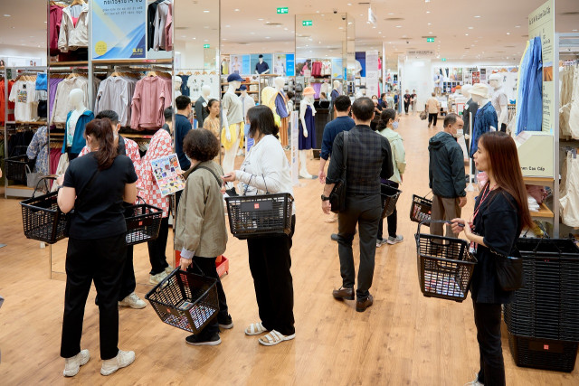 8 Các khách hàng đầu tiên tham quan mua sắm tại cửa hàng mới UNIQLO Thiso Mall Sala